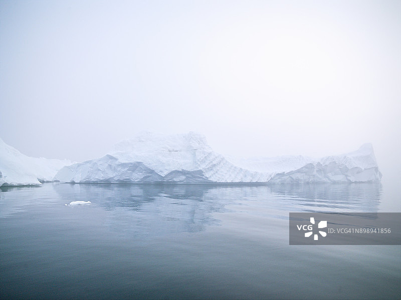 格陵兰岛北冰洋上的大冰山图片素材