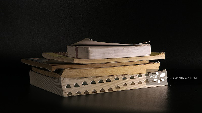 书籍堆叠与黑色背景图片素材