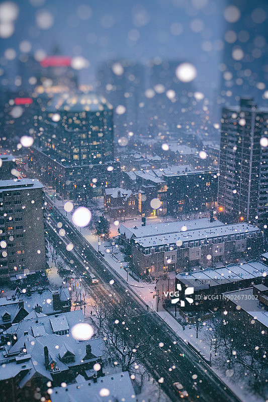 冬季奇妙城市的雪花玻璃球图片素材