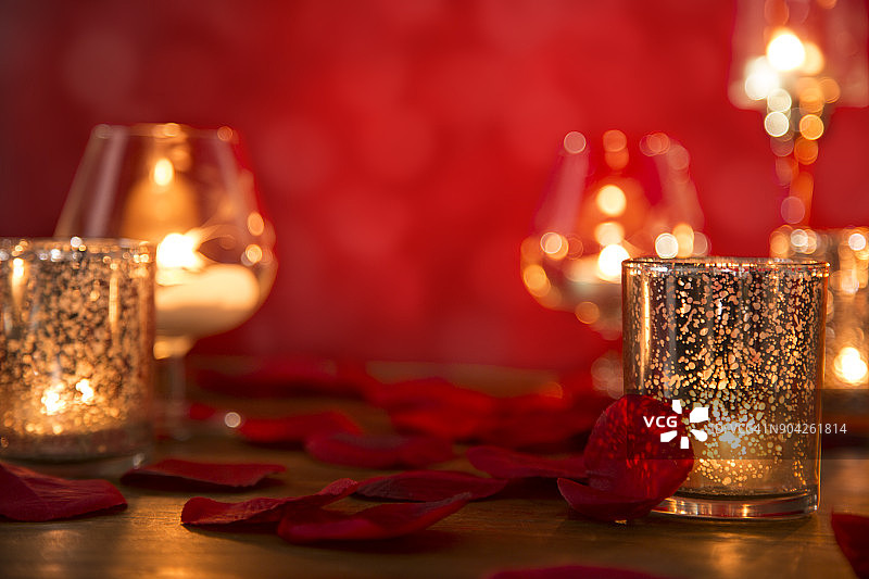 情人节的浪漫有蜡烛，还有玫瑰花瓣。图片素材