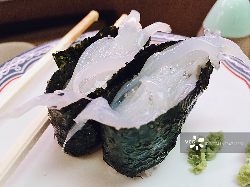 日本一家餐厅供应白鱼寿司图片素材