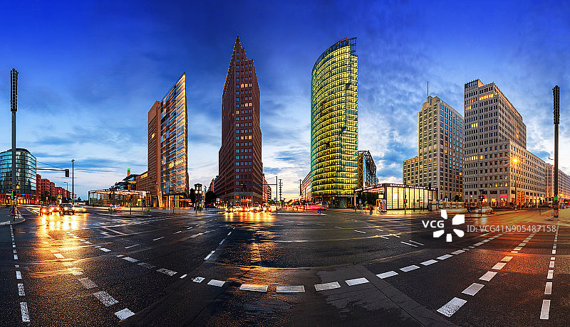 蓝色时刻的柏林波茨坦广场-天际线全景(德国柏林)图片素材