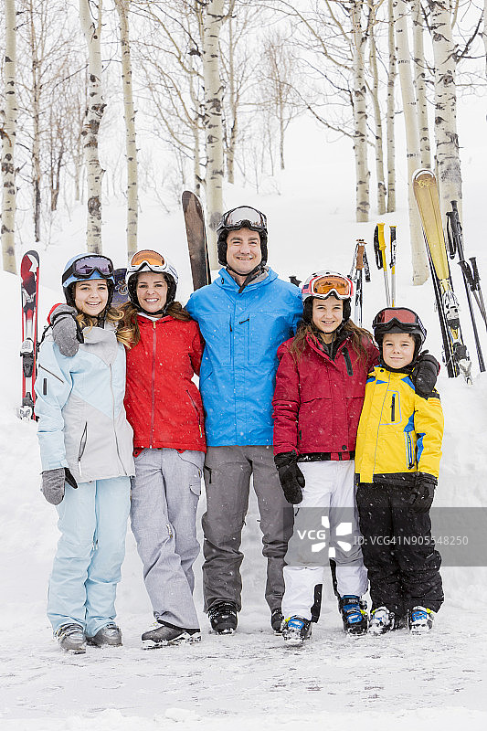 微笑的白人家庭在滑雪度假的肖像图片素材