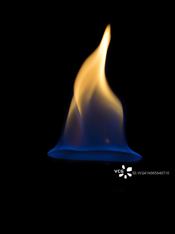 全框架的火焰和自然火，在一个黑色的背景。图片素材