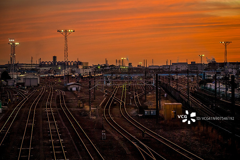 在日落时分，在一列货运火车的底部。图片素材