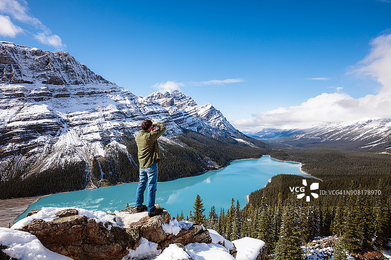 在加拿大的秋天，一名男子正在拍摄佩托湖图片素材