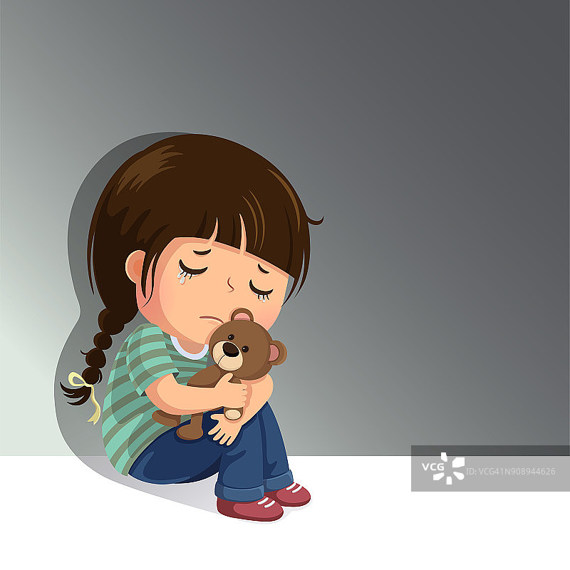 悲伤的小女孩独自和她的泰迪熊坐在一起图片素材