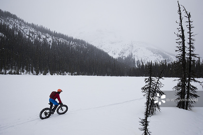 冬季肥胖骑行者图片素材