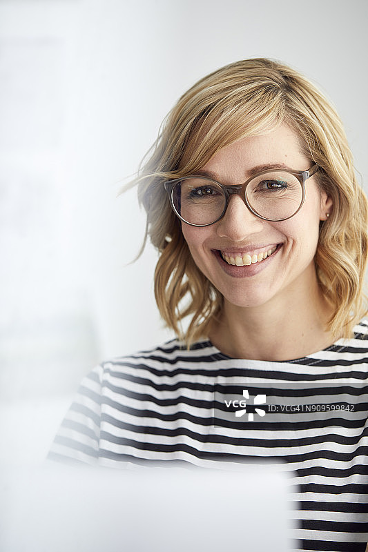 微笑金发女人的肖像，眼镜，电脑图片素材