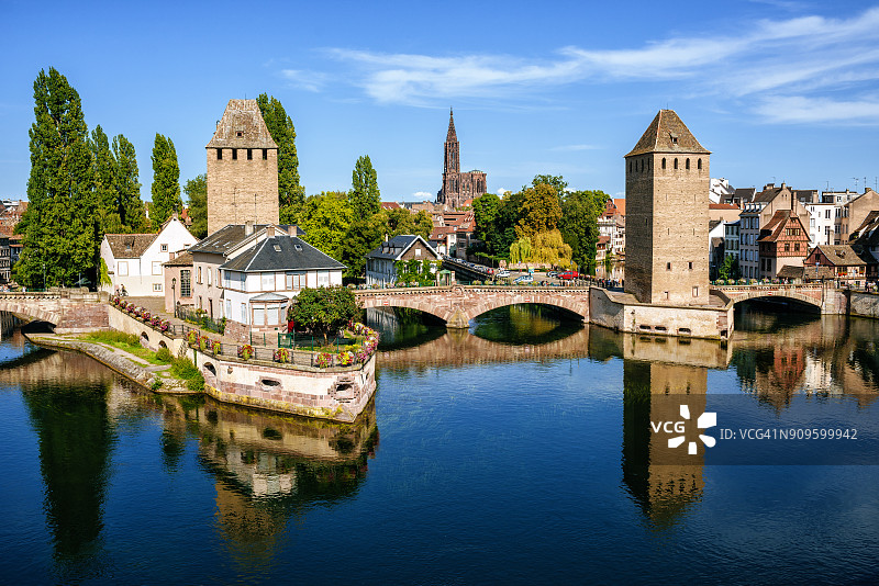 法国，斯特拉斯堡，城市的老塔和大教堂的背景图片素材