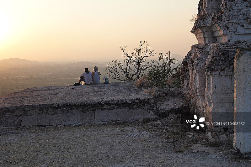 印度卡纳塔克邦汉比的马坦加山顶上的日落图片素材