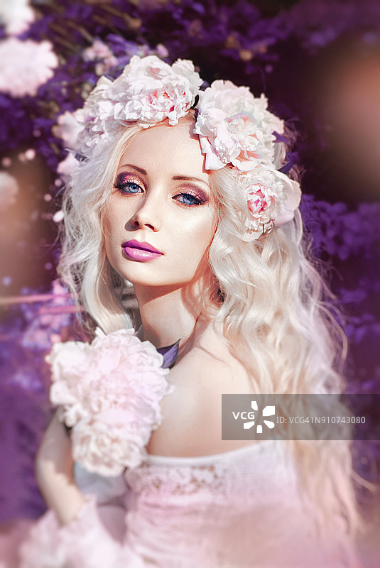 紫罗兰园中美丽的新娘图片素材