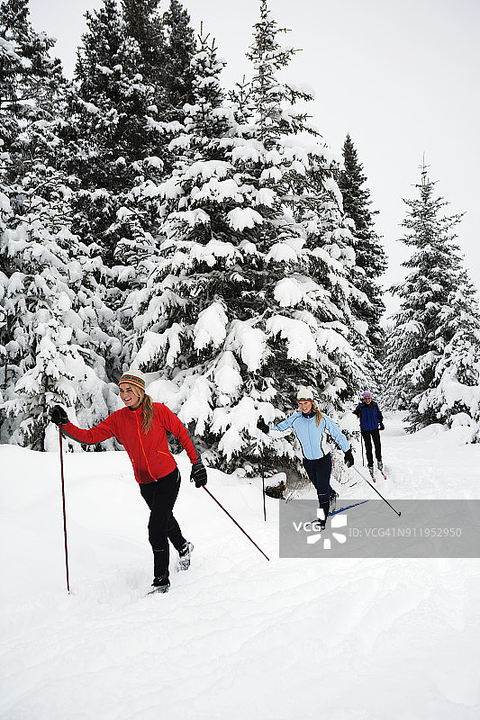 三个年轻女子越野滑雪，奥尔森山图片素材