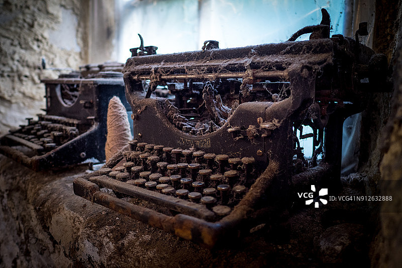 旧打字机积满灰尘图片素材