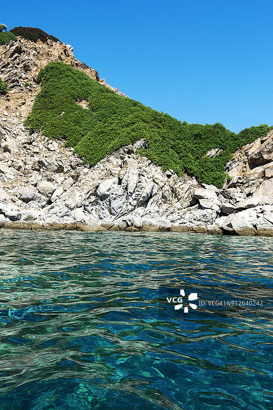 希腊乌拉努波利斯Ammouliani岛的岩石海边图片素材
