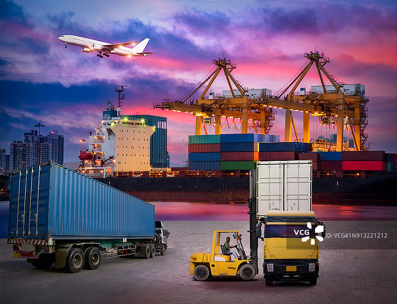 晚明船厂集装箱货轮、货机与工作吊车桥的物流运输，物流进出口和运输行业背景图片素材