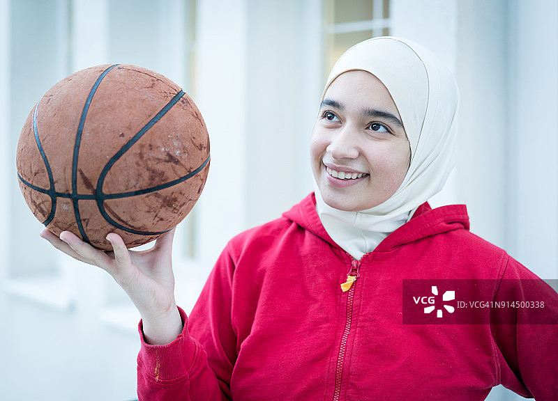 穆斯林女孩在城市里打篮球图片素材
