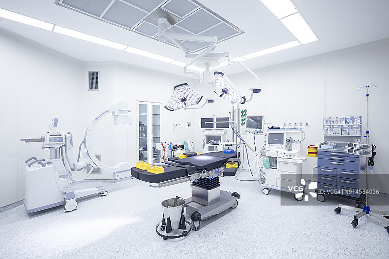 配备监视器和设备的现代化医院手术室图片素材