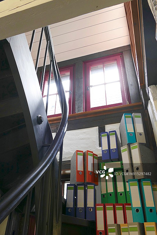 五颜六色的活页夹站在木制楼梯上图片素材