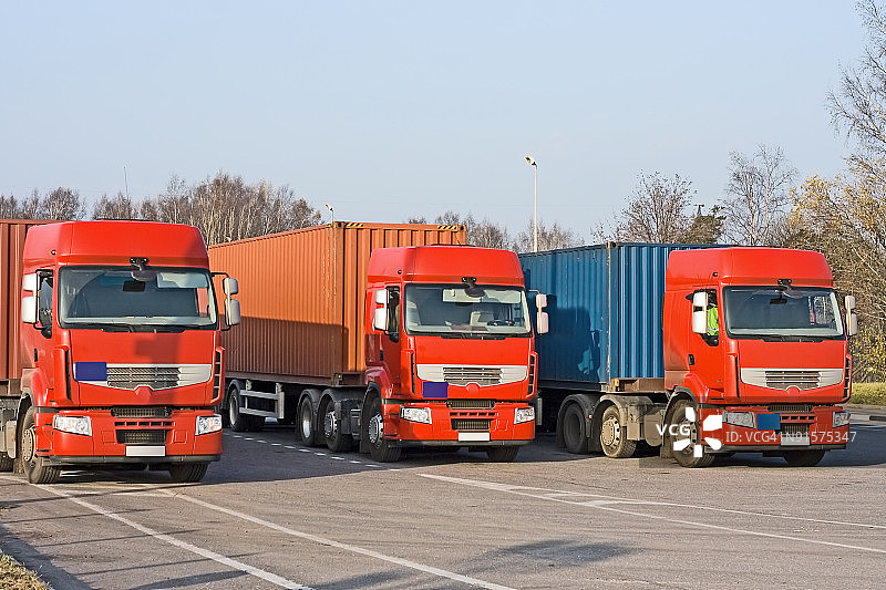 三辆卡车在我的“卡车系列”的仓库装载码头，图片素材
