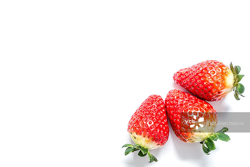 草莓与叶片特写宏孤立在白色背景图片素材