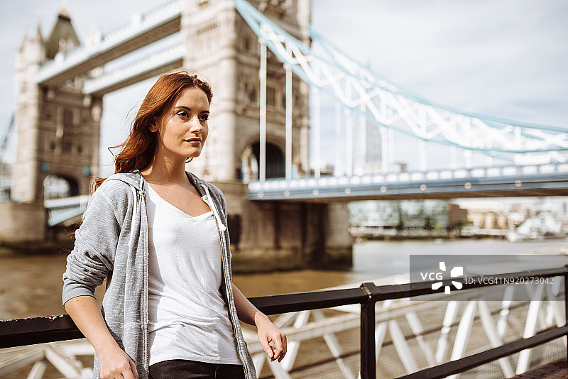 在伦敦塔桥上的女游客图片素材