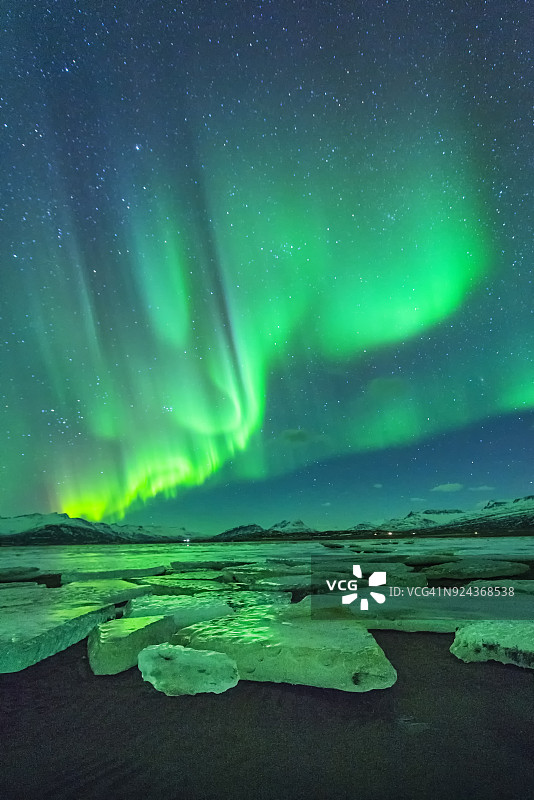 冰岛大冰川上的极光图片素材