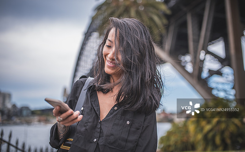 在悉尼使用电话的亚洲女性图片素材