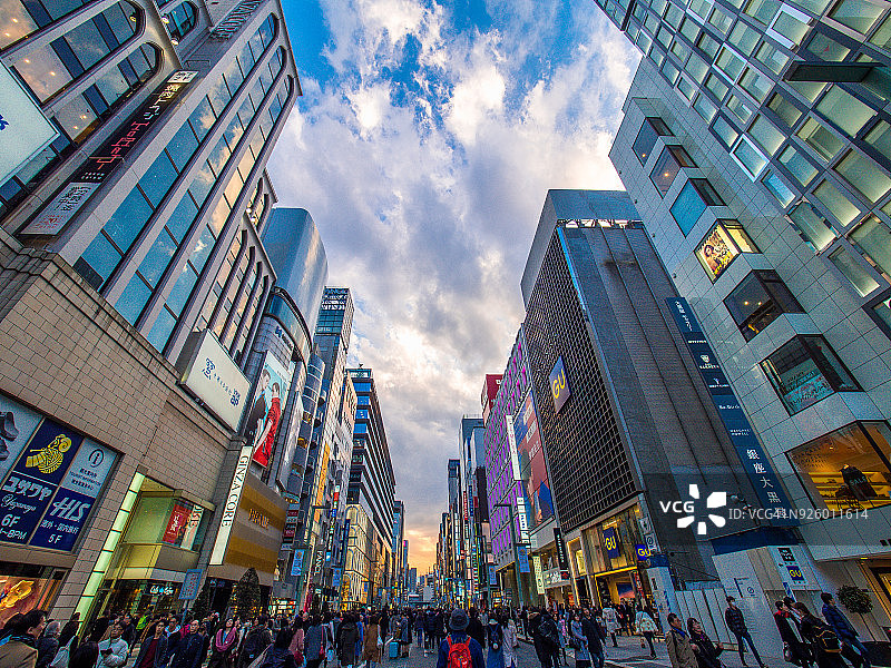 周日，日本东京市中心的银座大街上，奢侈品购物街熙熙攘攘，高档品牌商店林立图片素材