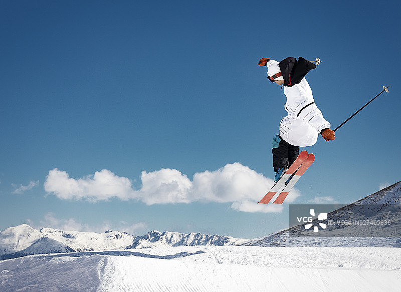 安道尔比利牛斯山的滑雪者跳跃图片素材