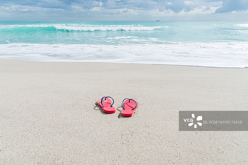 沙滩上的沙滩拖鞋图片素材