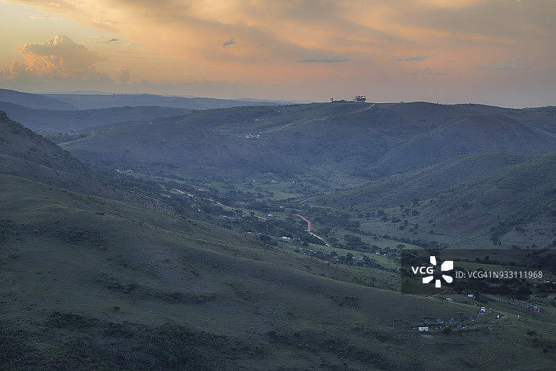 南非夸祖鲁-纳塔尔省山谷的祖鲁村日落美景图片素材