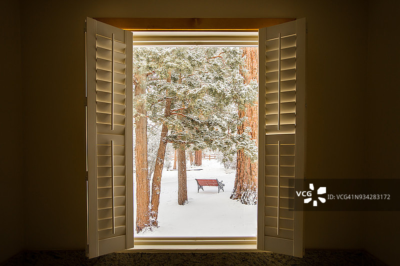 室内和窗外的冬季景色图片素材