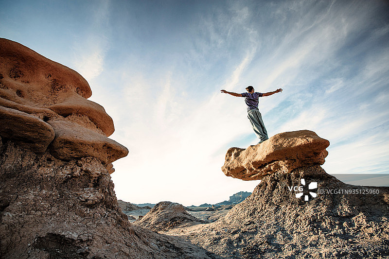 一个人在沙漠的岩石上跑酷图片素材