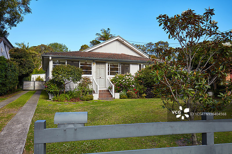 澳大利亚的房子，在郊区的篱笆上，对着天空图片素材