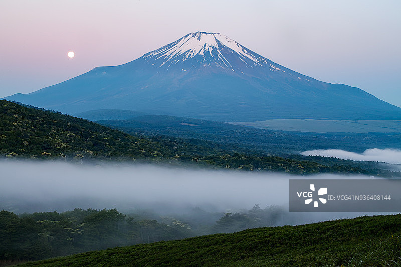 黎明时分的富士和月亮图片素材