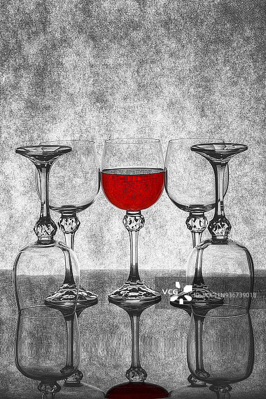 用玻璃杯盛着酒的静物图片素材