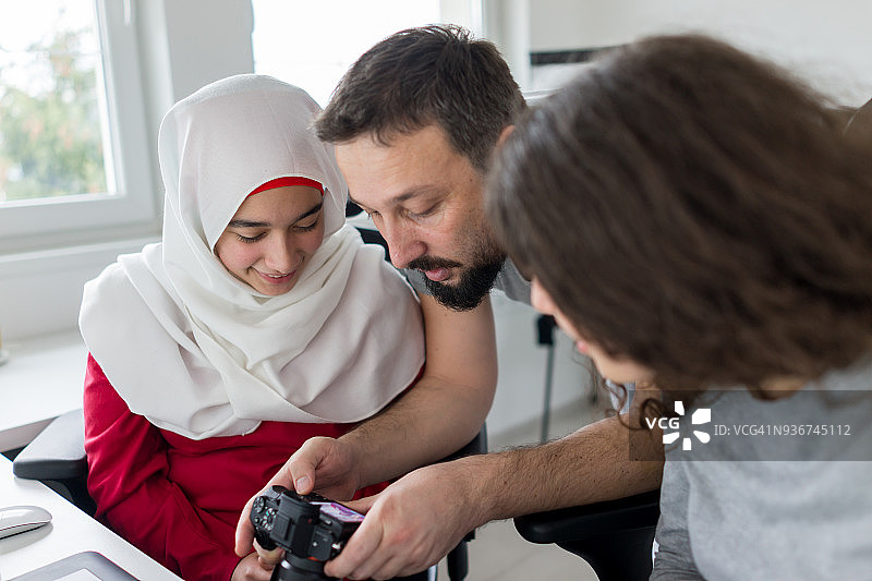 穆斯林家庭致力于科技图片素材