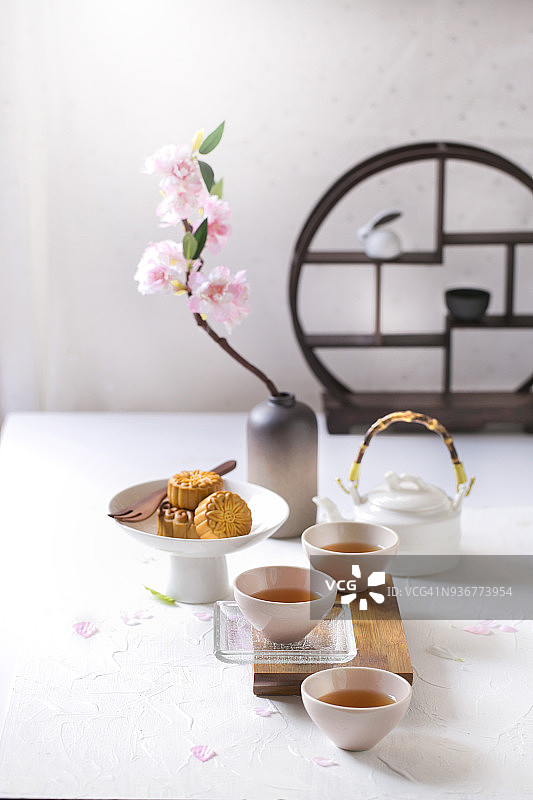 白色的桌上摆着中国传统茶具。图片素材