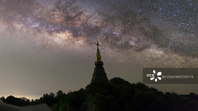 银河和星土因他农，壮丽的遗迹。Phra Maha Dhatu Nabhamethanidol和Nabhapolbhumisiri，泰国清迈。图片素材