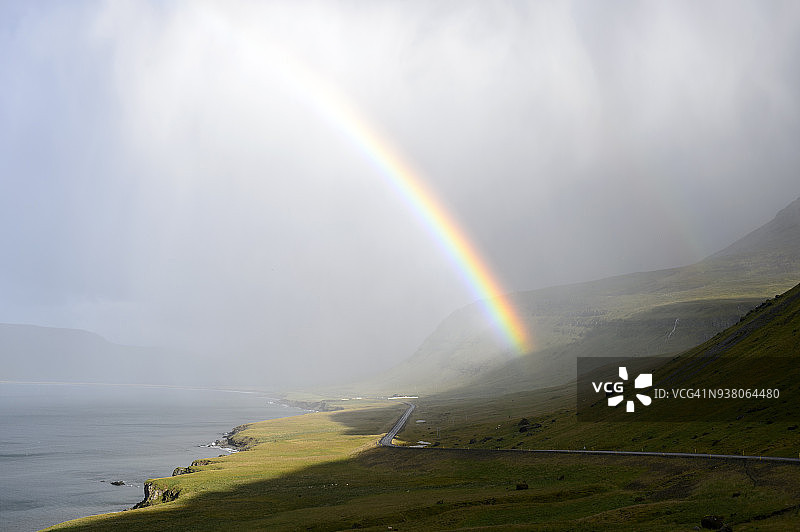 冰岛西部地区Grundarfjördur附近的沿海公路和彩虹图片素材