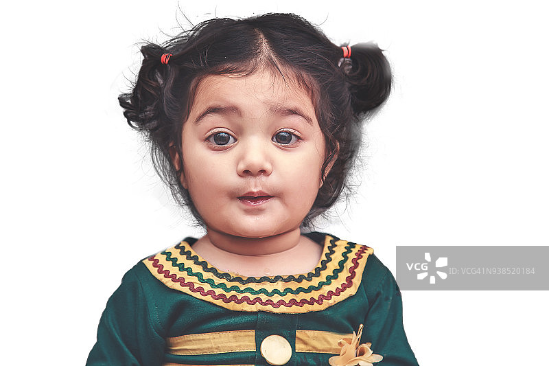 可爱的小印度女孩肖像，孤立在白色的背景图片素材