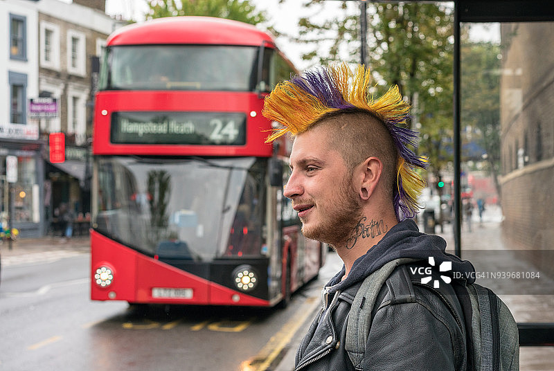 伦敦的朋克，在等公交车图片素材