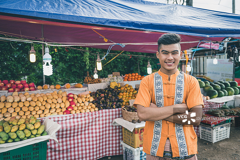 泰国市场上兴高采烈的年轻农民图片素材