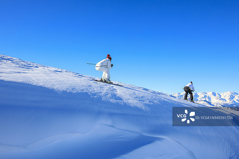 业余冬季运动高山滑雪。情侣最好的朋友男人和女人，滑雪者享受阳光明媚的滑雪胜地。高山雪景。意大利阿尔卑斯山脉的白云石意大利，欧洲。图片素材
