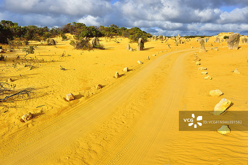 道路和汽车轮胎轨道在Pinnacles沙漠，澳大利亚西部图片素材