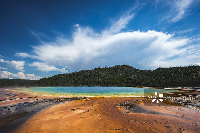 在美国怀俄明州的黄石国家公园，云镜形状的大棱柱形温泉图片素材