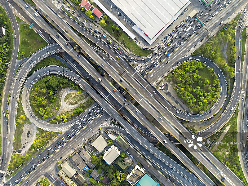 鸟瞰图，高速公路形状无限，曼谷，泰国。图片素材