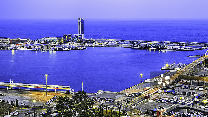 黄昏的巴塞罗那港。HDR图片素材