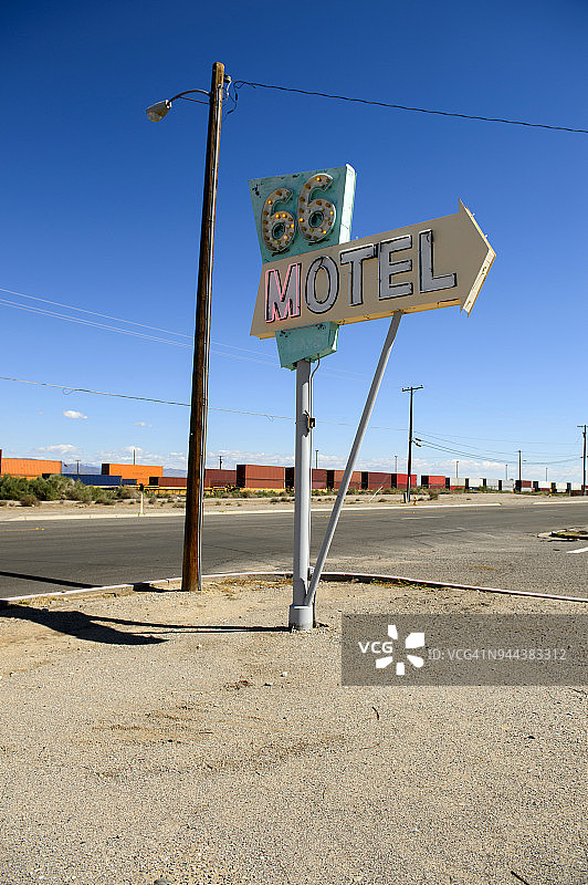 汽车旅馆的标志和铁路在针，加利福尼亚州，美国图片素材